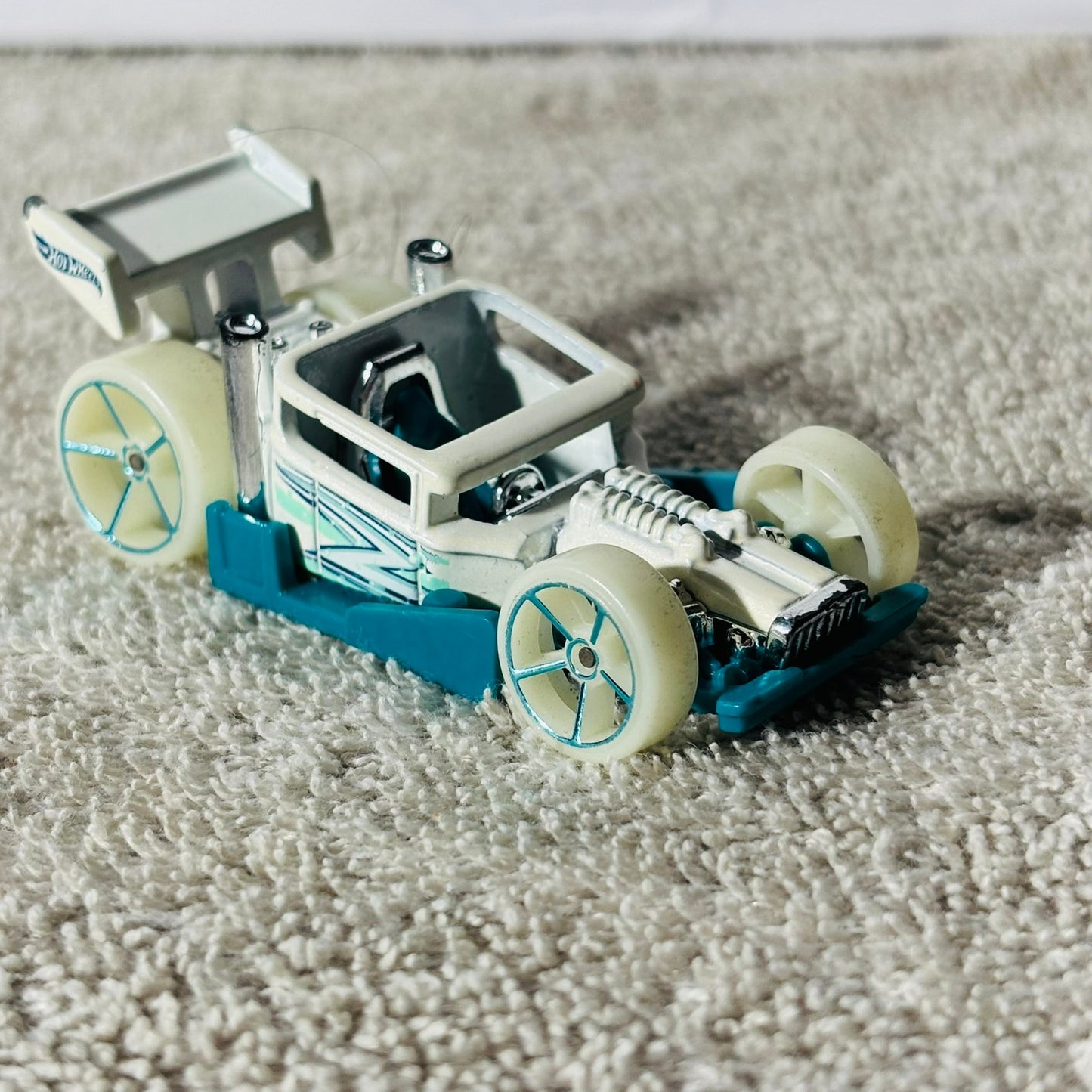 Hot Wheel White Car - Toy